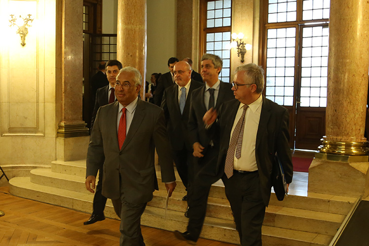 Um Governo na plenitude das suas funções