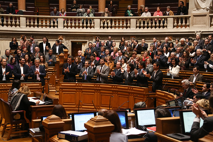 Orçamento aprovado pela esquerda parlamentar