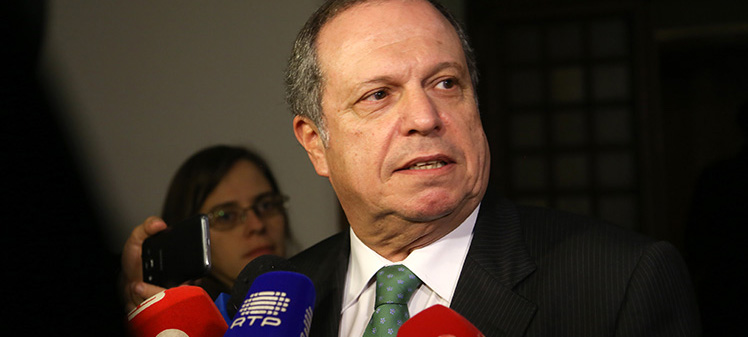 César diz que é penosa a forma como Passos se arrasta pela política