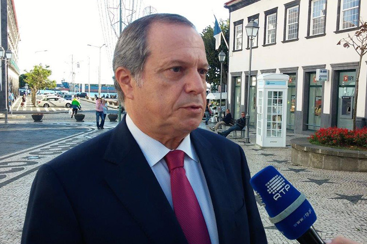 Carlos César alerta que ampliação no Aeroporto da Horta deve ir além das zonas de segurança
