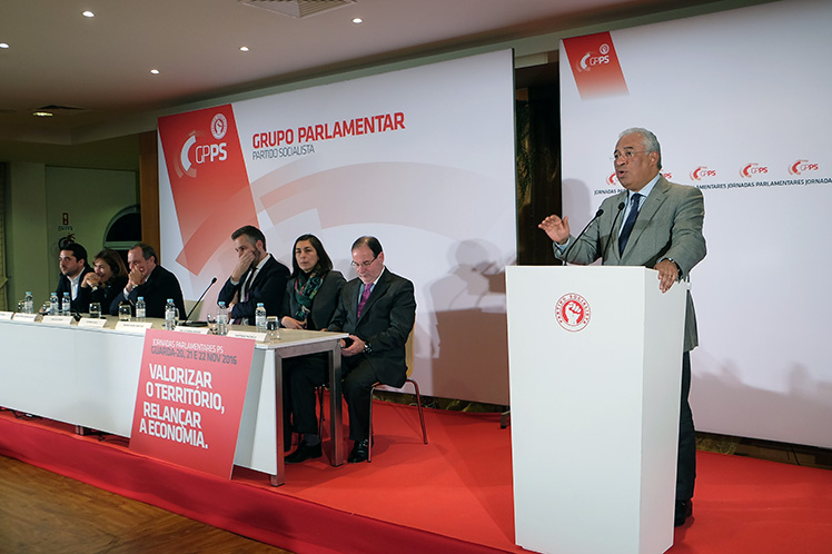 Concretizar a descentralização com reforço de meios e competências para o poder local