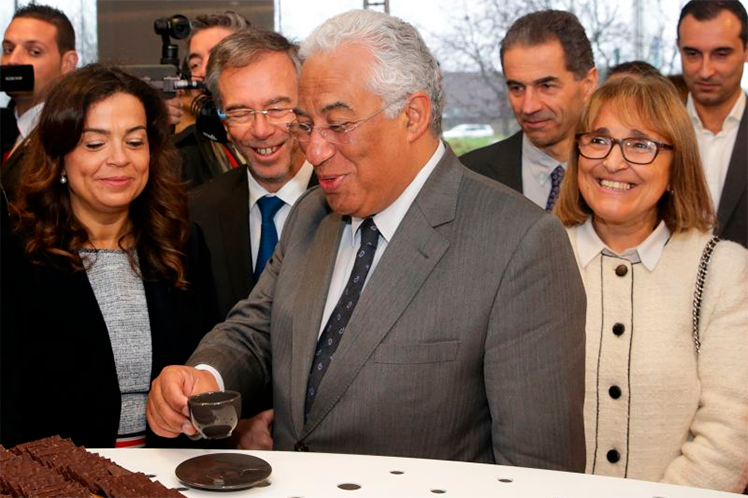 António Costa toma café em Matosinhos com carteira de créditos de carbono