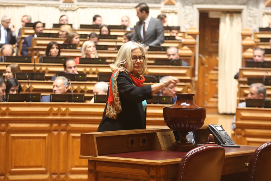 Edite Estrela é a primeira mulher socialista eleita primeira vice-presidente da AR