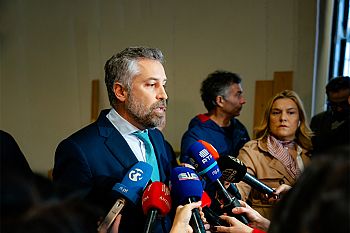 Fuga do primeiro-ministro a dar explicações públicas não serve a transparência e a democracia