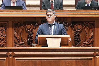 Portugueses estão pior num país em que o primeiro-ministro aterra no colo da extrema-direita