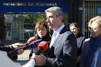 José Luís Carneiro confronta Governo com desvio de 800 milhões e falta de escrutínio