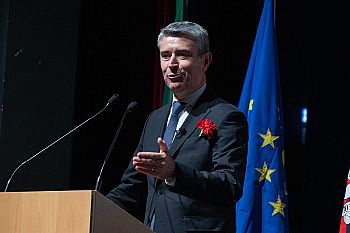 José Luís Carneiro acusa Governo de falhar promessas e responsabiliza primeiro-ministro pela crise no SNS