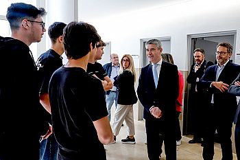 José Luís Carneiro debate abstenção, participação cívica e qualificação com estudantes