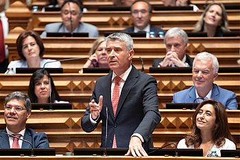 PS “bloqueia a crise política, mas censura este Governo”