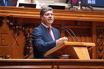 País confia no PS para evitar crise política