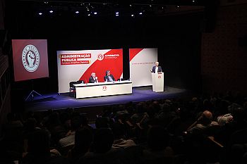 Este Governo desvaloriza o papel do Estado