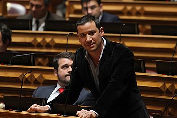 Parlamento aprova reposição salarial na função pública e redução da sobretaxa