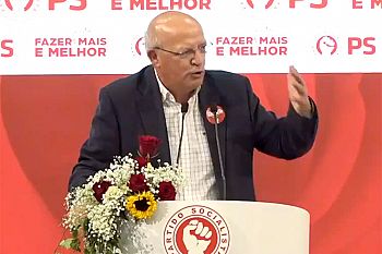 Augusto Santos Silva critica “degradação da linguagem política” protagonizada pela direita