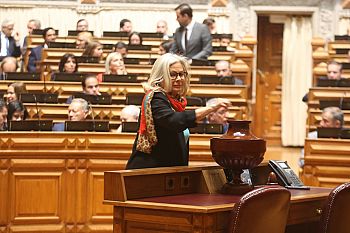 Edite Estrela é a primeira mulher socialista eleita primeira vice-presidente da AR