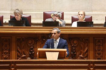 “Ruído histriónico” da oposição não apaga trajeto bem-sucedido do Governo no investimento público
