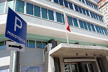 Dinâmica da criação de emprego reforça excedente até novembro