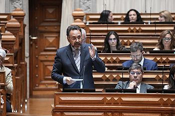 Falta de professores não se resolve com números ilusórios