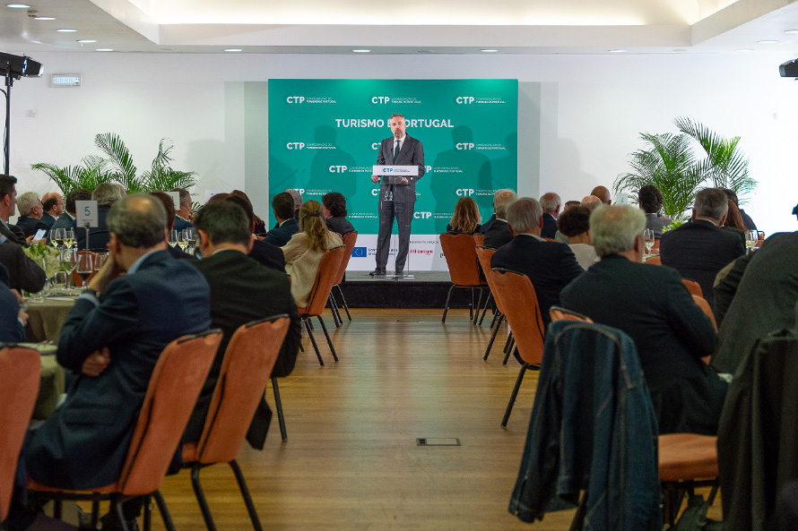 Pedro Nuno Santos defende avanço nos prazos do novo aeroporto