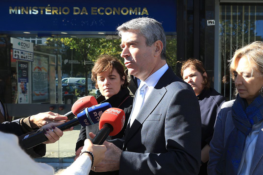 José Luís Carneiro confronta Governo com desvio de 800 milhões e falta de escrutínio