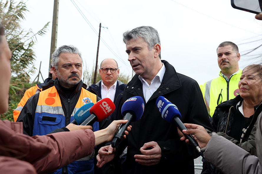 José Luís Carneiro anui em adiar debate com primeiro-ministro pela “situação de emergência crítica” no país