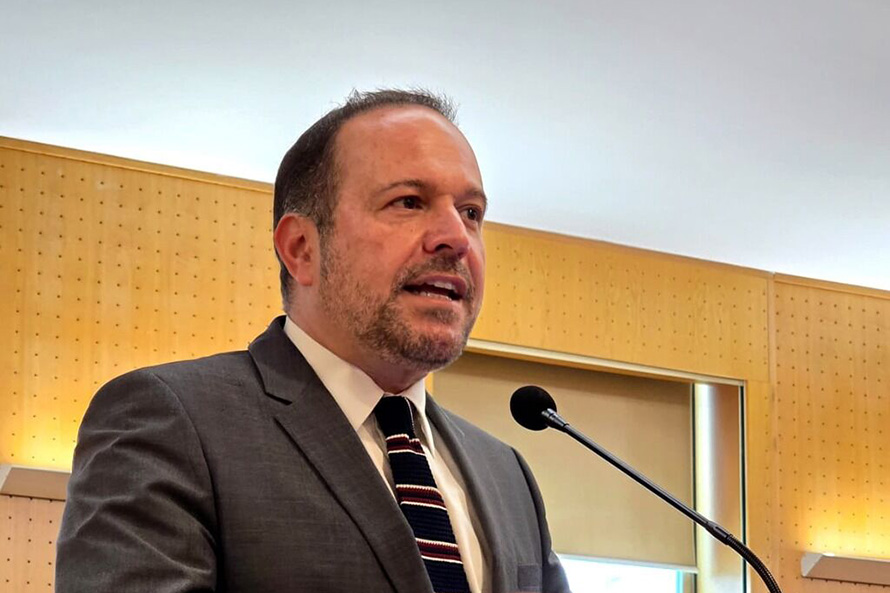 Francisco César denuncia degradação do serviço postal na Região e desafia ANACOM a propor novo modelo regulatório