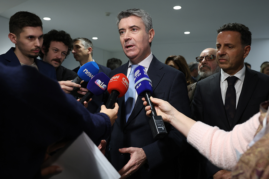 José Luís Carneiro avisa que é “inaceitável” excluir PS