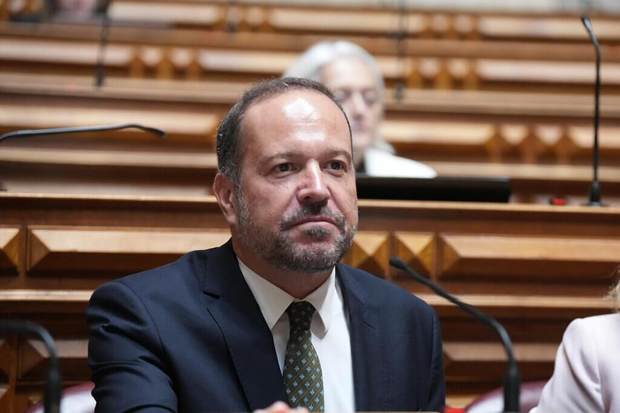 Francisco César pede garantias para as IPSS dos Açores e critica recuo na proteção laboral