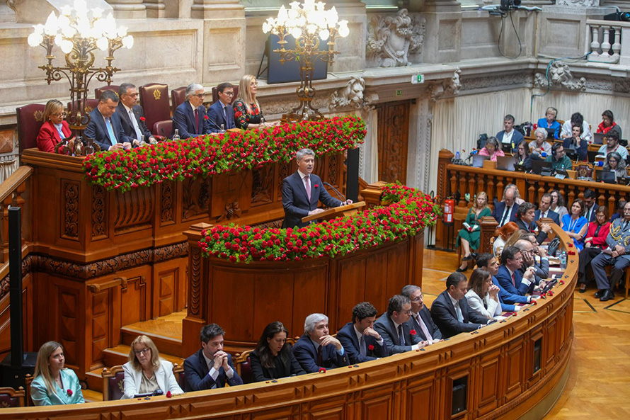José Luís Carneiro defende “outra prioridade política” para a diáspora portuguesa e lembra os antigos combatentes