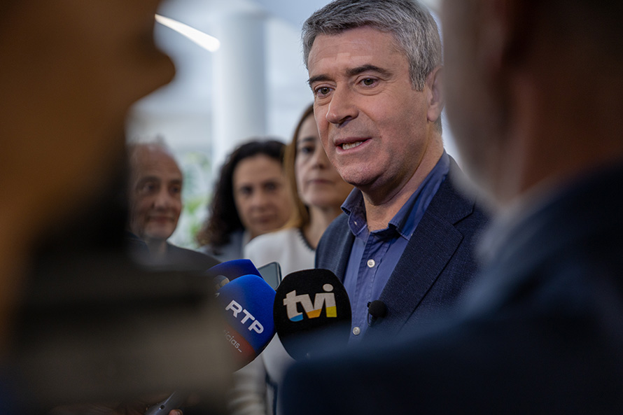 José Luís Carneiro critica Governo por aumentar impostos nos combustíveis e baixar IRC às grandes empresas