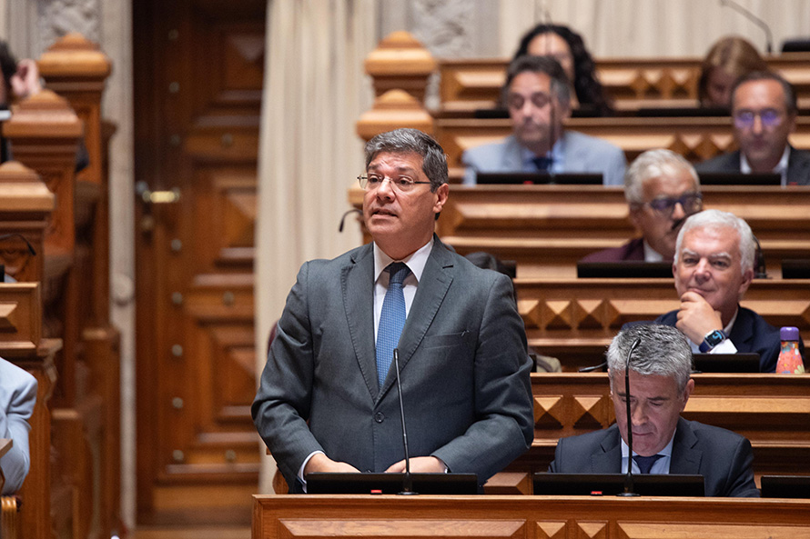 Eurico Brilhante Dias recorda que só o PS propõe apoiar os portugueses quando mais precisam