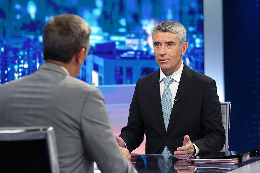 José Luís Carneiro exige esclarecimentos sobre situação 