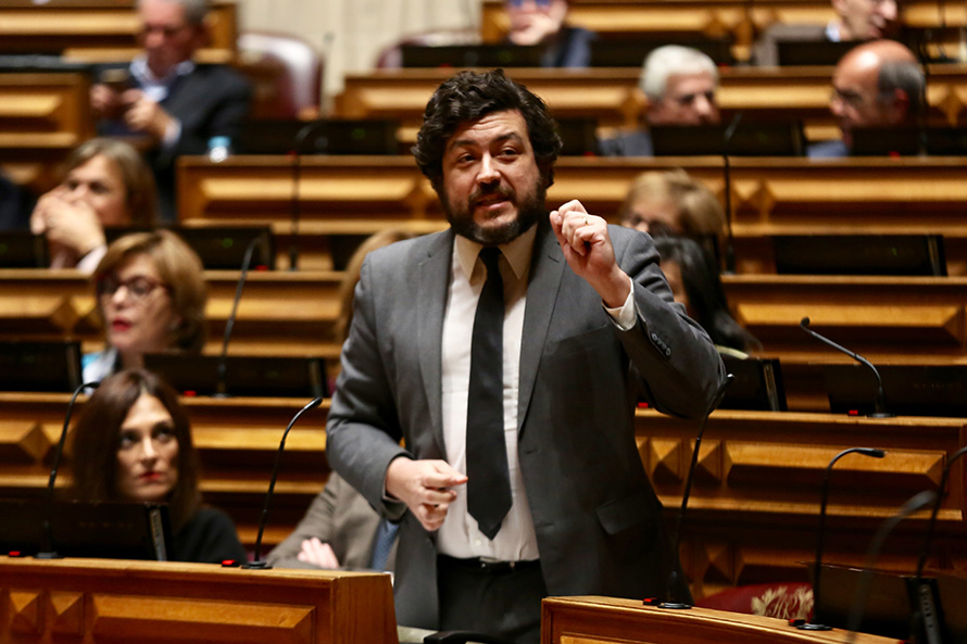 Parlamento precisa de consensos contra populismos e crescimento de extremismos