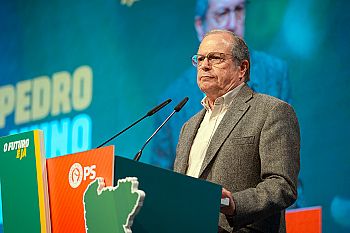 Carlos César exerceu voto antecipado “muito confiante” na vitória do PS
