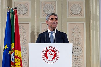 José Luís Carneiro assume liderança do PS com apelo a valores e oposição firme ao Governo