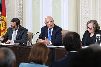 Augusto Santos Silva avisa que ciência e democracia estão em risco com Governo a abdicar das suas responsabilidades