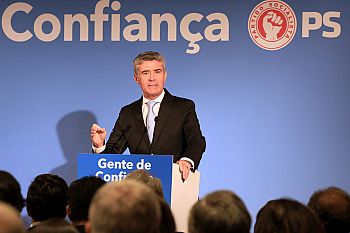 José Luís Carneiro avisa que abstenção do PS é gesto de responsabilidade e desafia Governo a provar que está à altura