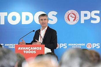 José Luís Carneiro rejeita “contrarreforma das leis laborais” e acusa AD de falhar os portugueses