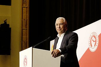 Líder do PS apela à maioria absoluta