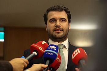 PS desafia Passos Coelho e Maria Luís Albuquerque a dar explicações